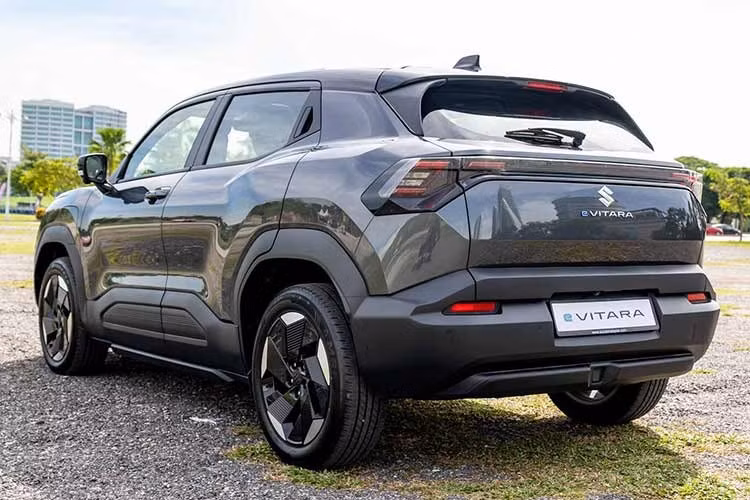 Như đã được phản ánh qua mẫu xe anh em Toyota Urban Cruiser, Suzuki eVitara không phải là một mẫu xe lớn với kích thước chỉ tương đương Mazda CX-3. Dù không thể phủ nhận sự tương đồng về thiết kế tổng thể với Toyota Urban Cruiser, Suzuki eVitara vẫn mang diện mạo riêng biệt với đầu xe hình lục giác độc đáo cùng cụm đèn ma trận 3 điểm.