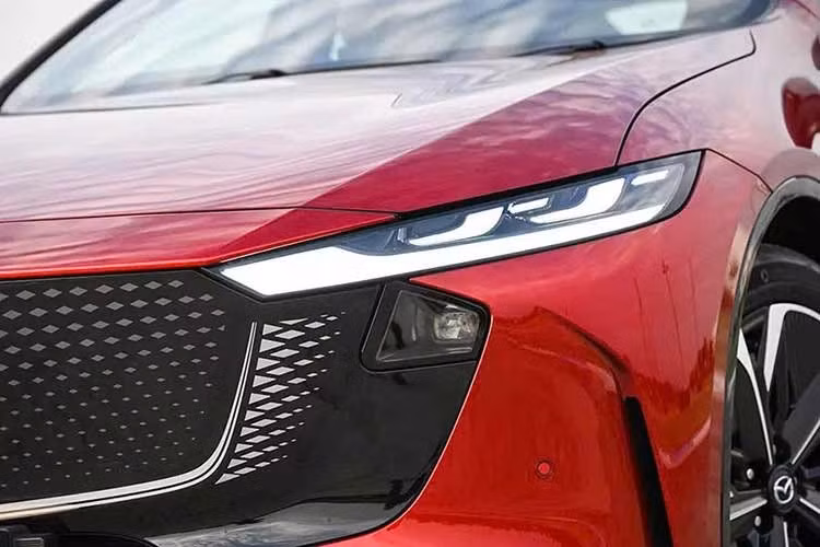 Trong danh mục sản phẩm, Mazda 6e được xem là cái tên thay thế cho Mazda6 ở phân khúc sedan hạng D. Xe có kích thước tổng thể dài x rộng x cao tương ứng là 4.921 x 1.890 x 1.491 mm, trục cơ sở dài 2.895 mm.