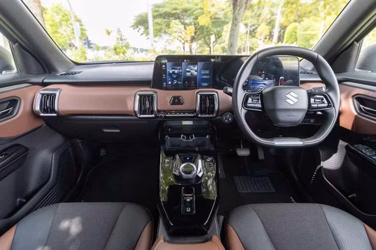 Bên trong xe, nội thất của Suzuki eVitara mang nét quen thuộc từ Toyota Urban Cruiser với thiết kế phối 2 tông màu, điểm xuyết chi tiết đen bóng và viền trang trí màu bạc tối. Xe dùng vô lăng hai chấu, bệ điều khiển trung tâm kiểu nổi với cần chuyển số điện tử cùng 2 màn hình kỹ thuật số. bao gồm bảng đồng hồ 10,25 inch và màn hình thông tin giải trí 10,1 inch.