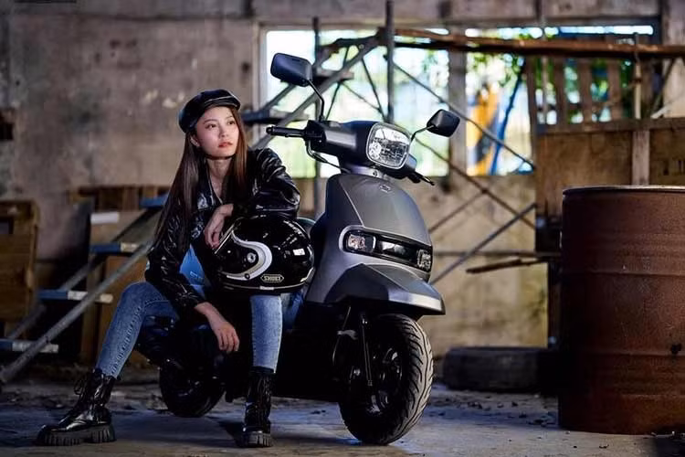 Được phát trển theo phong cách neo-retro, mẫu xe tay ga Suzuki SUI 2026 gây ấn tượng với tổng thể vuông vức và tối giản. Bề mặt thân xe được tạo hình bằng những đường nét vuông bo tròn, mang lại cảm giác thân thiện và gần gũi thay vì sự sắc sảo hay hầm hố thường thấy trên nhiều mẫu xe tay ga hiện đại.