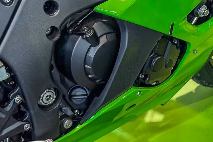 Động cơ 4 xi-lanh thẳng hàng 998cc của ZX-10R nâng cấp nhằm cải thiện lượng khí thải mà không ảnh hưởng đến hiệu suất. Kawasaki đã bổ sung thêm một cảm biến O2 thứ cấp, đồng thời cập nhật bộ xúc tác với thiết kế nhỏ gọn và nhẹ hơn. Xe có công suất 193,1 mã lực và có thể tăng lên 202 mã lực tại 13.000 vòng/phút với hốc gió Ram Air, mô-men xoắn cực đại 110Nm tại 11.400 vòng/phút.