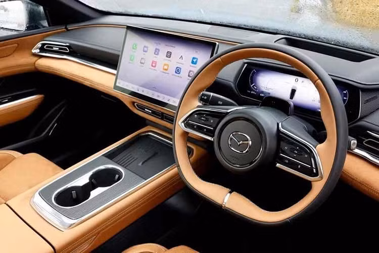 Nhờ kích thước thuộc nhóm lớn trong phân khúc, Mazda 6e mang đến khoang cabin thoáng đãng cho hành khách. Không gian chứa đồ phía sau có dung tích 330 lít ở cấu hình tiêu chuẩn và có thể mở rộng lên 1.074 lít khi gập hàng ghế sau. Ngoài ra, xe còn có thêm khoang chứa đồ phía trước dung tích 70 lít, đặt bên dưới nắp ca-pô.