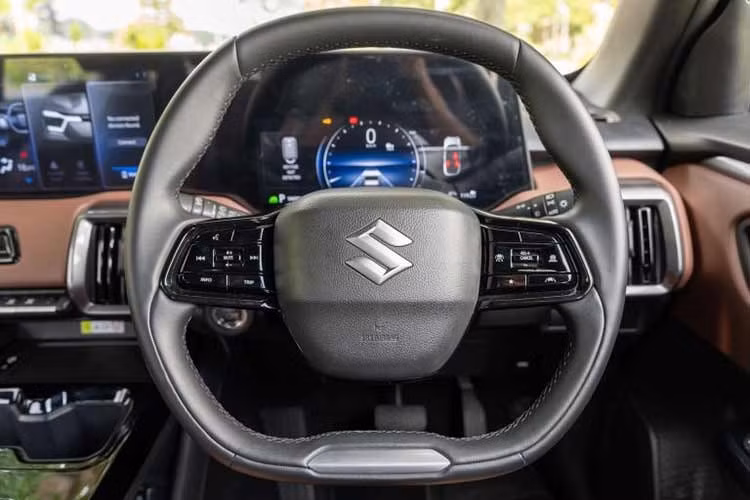Trang bị tiêu chuẩn bao gồm sạc không dây Qi, kết nối Apple CarPlay/Android Auto, cửa sổ trời với rèm che chỉnh tay cùng ghế bọc bằng chất liệu da tổng hợp đục lỗ phối màu nâu và đen. Tuy nhiên, eVitara được trang bị hệ thống âm thanh Infinity thay vì JBL như trên Toyota Urban Cruiser. Hệ thống Infinity có số lượng loa ít hơn, không có loa treble gắn trên cột A như loại JBL của anh em song sinh.