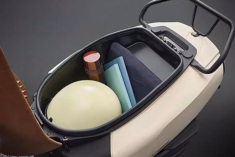 Phía trước còn có thêm hộc chứa đồ, móc treo đồ và vị trí đặt chai nước, giúp gia tăng tính tiện dụng trong quá trình sử dụng hằng ngày. Một trong những điểm đáng chú ý nhất trên SUI là sàn để chân dạng phẳng với diện tích khá lớn.