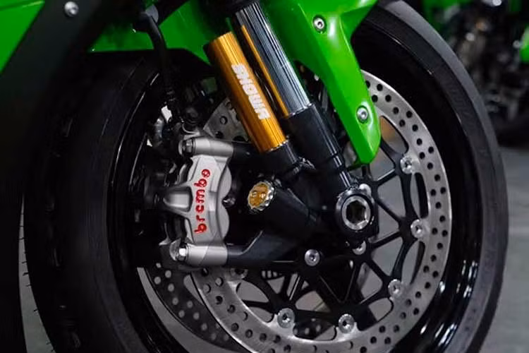 Phía trước, ZX-10R sử dụng phuộc trước Showa Balance Free 43mm có thể điều chỉnh hoàn toàn. Độ nhún lò xo phuộc không thay đổi so với phiên bản 2025, nhưng Kawasaki đã hạ thấp chiều cao phuộc xuống 2mm, điều chỉnh các thiết lập giảm xóc cho phù hợp.