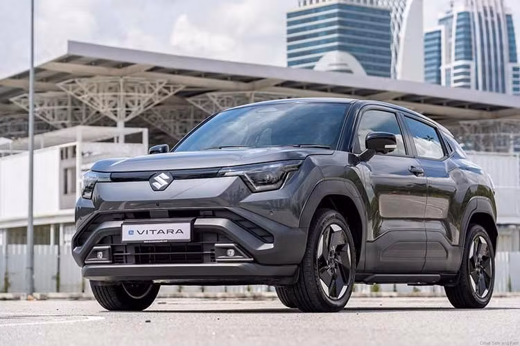 Naza Eastern Motors công bố mẫu xe điện chạy pin Suzuki eVitara đã chính thức được mở bán tại thị trường Malaysia. Công ty cho biết mẫu SUV điện cỡ nhỏ này vốn cũng được Toyota phân phối dưới tên Urban Cruiser sẽ chỉ được cung cấp với số lượng giới hạn tại thị trường Malaysia.