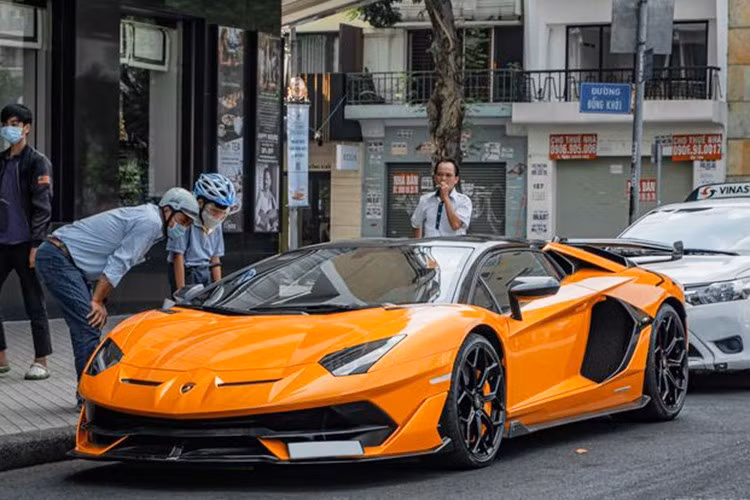 Siêu xe mui trần của Lamborghini Aventador SVJ tăng tốc từ vị trí đứng yên lên 100 km/h chỉ trong thời gian 2,9 giây, chậm hơn 0,1 giây so với bản Coupe và 0-200 km/h trong 8,8 giây. Vận tốc tối đa của siêu xe mui trần Lamborghini Aventador SVJ sẽ là 350 km/h.
