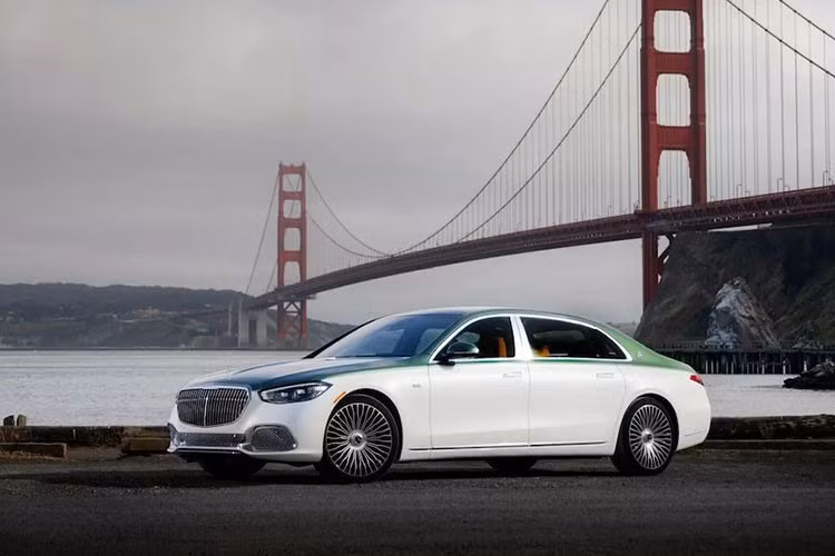 Mẫu xe Mercedes-Maybach S680 Edition Emerald Isle siêu sang bản đặc biệt này sở hữu ngoại thất hai tông màu, thân xe màu Manufaktur Moonlight White Metallic kết hợp với phần trên màu Manufaktur Mid Ireland Green Metallic.