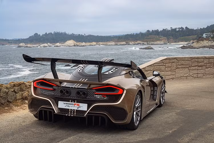 Thương hiệu này cũng ra mắt Venom F5 Revolution Evolution, được hãng gọi là mẫu xe đường trường sử dụng động cơ đốt trong mạnh mẽ nhất thế giới. Đây được coi là thế hệ tiếp theo của F5. Những chủ sở hữu đã sở hữu F5 có thể nâng cấp lên thông số kỹ thuật này.
