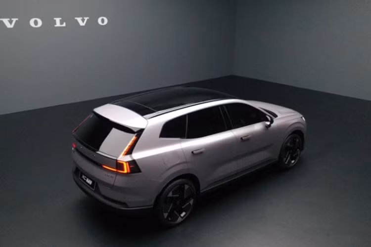 Hệ truyền động của Volvo XC70 hoàn toàn mới đi cùng hộp số DHT 3 cấp, cho phép xe vận hành ở bảy chế độ hybrid khác nhau, điều chỉnh linh hoạt đường dẫn năng lượng tùy theo nhu cầu.