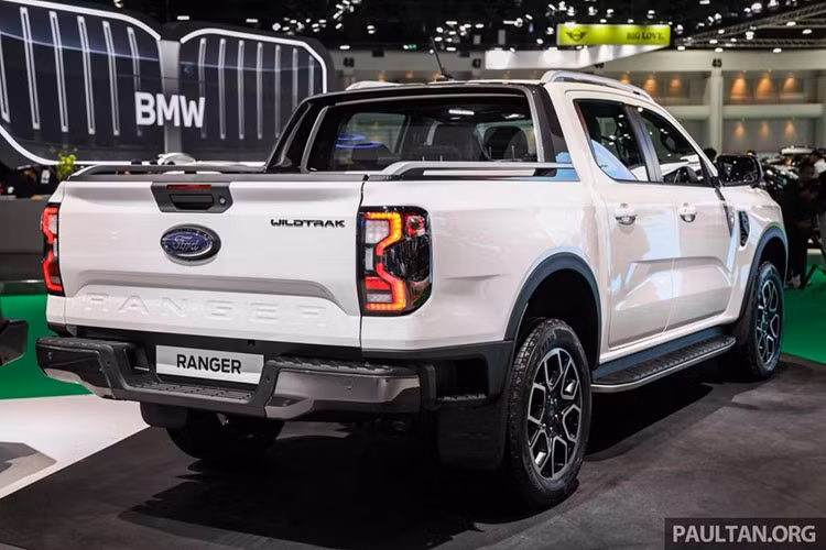 Ngoài ra, mẫu xe bán tải Ford Ranger Wildtrak V6 2025 mới còn sở hữu thùng hàng kèm ổ cắm điện 12V và 230V, cửa thùng hỗ trợ nâng hạ, logo V6 trên khe thoát gió và mâm hợp kim 20 inch hai tông màu kèm lốp 255/65.