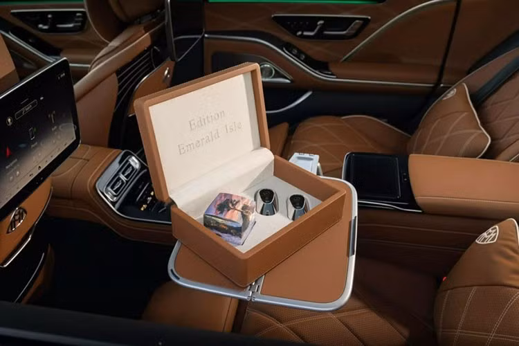 Chiếc sedan siêu sang này được trang bị Gói Ghế Sau Executive Plus, bao gồm hai ghế sau riêng biệt được ngăn cách bởi bảng điều khiển trung tâm dài toàn bộ. Hai ghế này được trang bị bàn gấp, gối tựa lưng thoải mái cho hàng ghế sau, tủ lạnh và ly sâm panh.