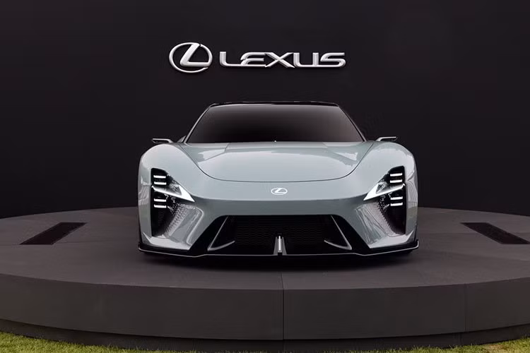 Lexus cho biết, mẫu xe này được phát triển dựa trên sự tham chiếu từ Mercedes-AMG GT R, một trong những mẫu xe thể thao động cơ trước, hộp số sau (front-engine, rear transaxle) thành công nhất trong thập kỷ qua.