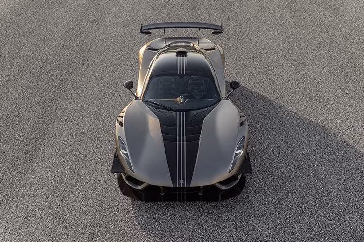 Hennessey vừa xuất hiện tại Tuần lễ Xe hơi Monterey với bản độ độc nhất vô nhị trong lịch sử. Một chiếc Venom F5 Revolution LF đích thực, là dự án đầu tiên từ bộ phận đặt hàng riêng Maverick mới của thương hiệu. Chiếc xe được trang bị những chi tiết tùy chỉnh, đưa kỹ thuật và tay nghề thủ công lên một tầm cao mới, thậm chí còn hiếm hoi hơn cả Venom F5 hiện tại.