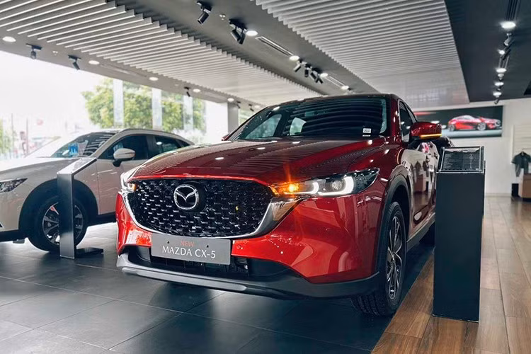 Trong tháng 8/2025, nhà phân phối THACO đã áp dụng chương trình ưu đãi chính hãng dành cho dòng xe Mazda CX-5. Theo đó, trong tháng này, mẫu SUV cỡ C nhà Mazda được giảm giá 40 triệu đồng ở bản tiêu chuẩn Deluxe. Giá bán sau ưu đãi của Mazda CX-5 Deluxe chỉ còn 709 triệu đồng.