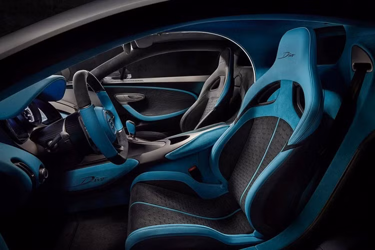 Mức giá siêu xe Bugatti Divo được bán ra khi mởi mắt khoảng gần 6 triệu đô la (tương đương hơn 137 tỷ đồng) và hiện nó còn đắt và khó mua hơn nữa, nên không có gì ngạc nhiên khi nó không thường xuyên được chú ý.