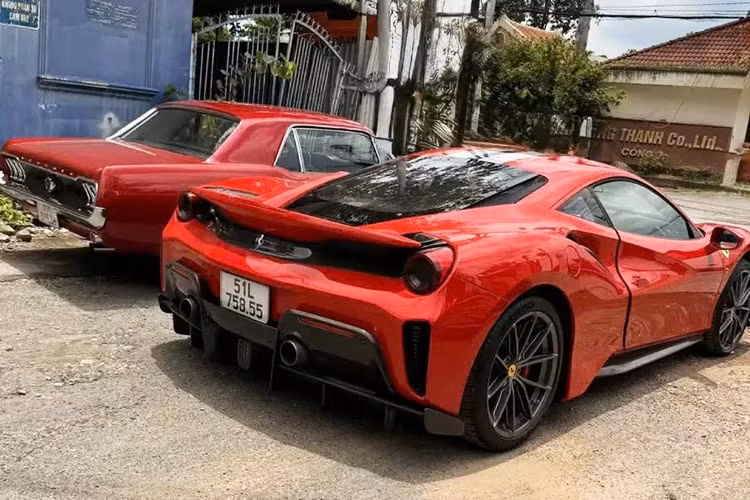 Hình ảnh mới nhất cho thấy, chiếc siêu xe Ferrari 488 Pista Coupe này mang biển kiểm soát 51L-758.55, như vậy sau nhiều năm được mang về nước, xe đã đóng đầy đủ các loại thuế để từ biển Ngoại giao, sang biển trắng, đúng phong cách chơi xe của chủ hiện tại.