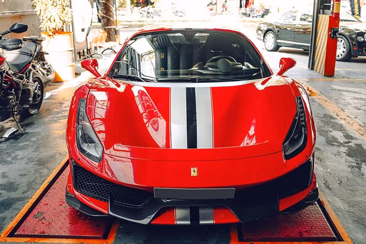Về chiếc Ferrari 488 Pista Coupe này, xe sở hữu ngoại thất màu đỏ Rosso Corsa truyền thống của Ferrari đi cùng đường sọc màu trắng đen chạy dọc thân xe. Phần đầu thiết kế sắc cạnh "S-Duct", trong khi phần thân có những đường vát chéo ấn tượng. Đặc biệt hơn, chiếc 488 Pista Coupe này còn được trang bị tùy chọn gói ngoại thất với nhiều chi tiết bằng sợi carbon.