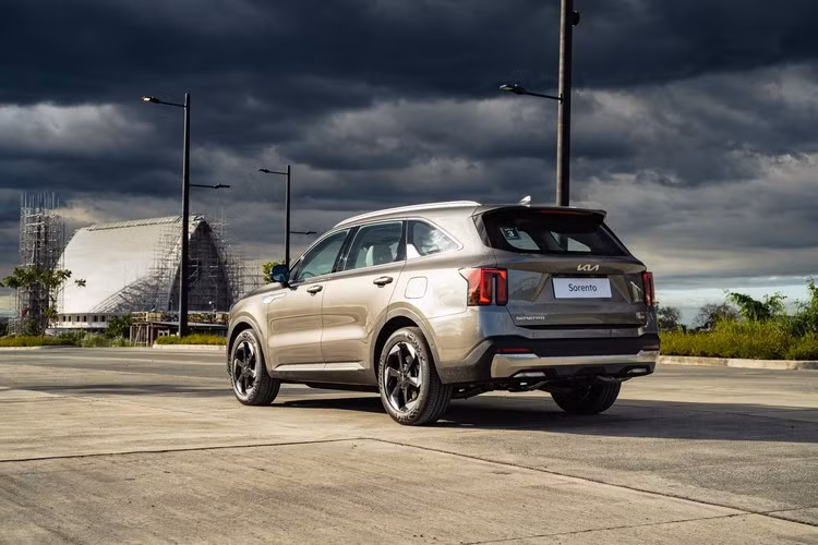 Mức giá bán chính thức của Kia Sorento 2025 tại Việt Nam hiện chưa công bố cụ thể, nhưng được dự đoán sẽ tăng nhẹ so với thế hệ hiện tại. Phiên bản cũ đang được phân phối với mức khởi điểm 939 triệu đồng.