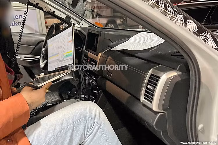Mitsubishi Pajero 2026 được kỳ vọng sẽ nâng tầm nội thất thương hiệu Nhật. Dòng xe được hồi sinh này dự kiến sẽ dùng kết cấu 2 màn hình tại táp lô dù chúng sẽ không nối liền vì đây không phải phong cách của Mitsubishi. Các bề mặt bọc da hoặc chất liệu mềm chắc chắn sẽ giúp tăng trải nghiệm tiện nghi lên đáng kể.