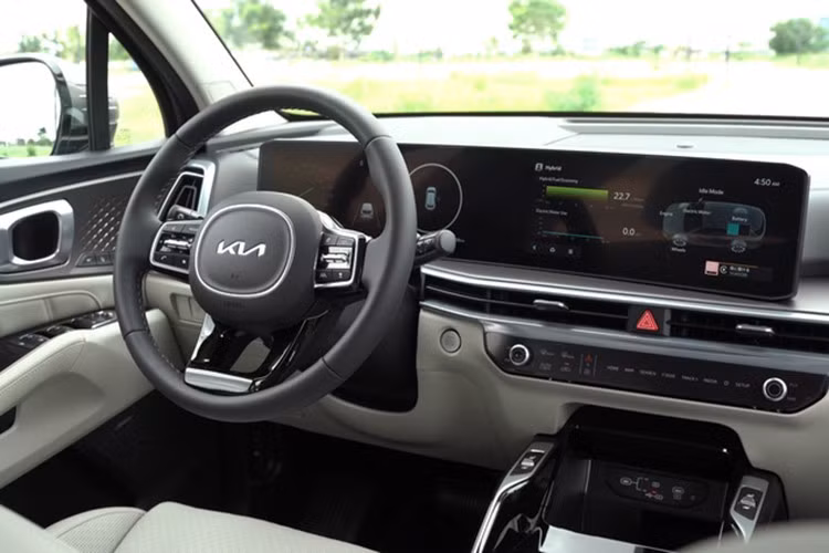 Khoang nội thất Kia Sorento facelift cũng sẽ nâng cấp màn hình kép uốn cong 12,3 inch phía sau vô lăng. Thiết kế này tương đồng với các mẫu xe gần đây. Ngoài ra, cửa gió điều hòa trung tâm cũng được vuốt nằm ngang, kết hợp với cụm phím điều khiển được đặt thấp hơn.