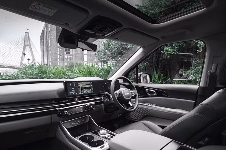 Khoang nội thất của xe MPV Kia Carnival Hybrid 2026 thế hệ mới nổi bật với màn hình cong cảm ứng 12,3 inch, sạc điện thoại không dây, khởi động bằng nút bấm và từ xa.