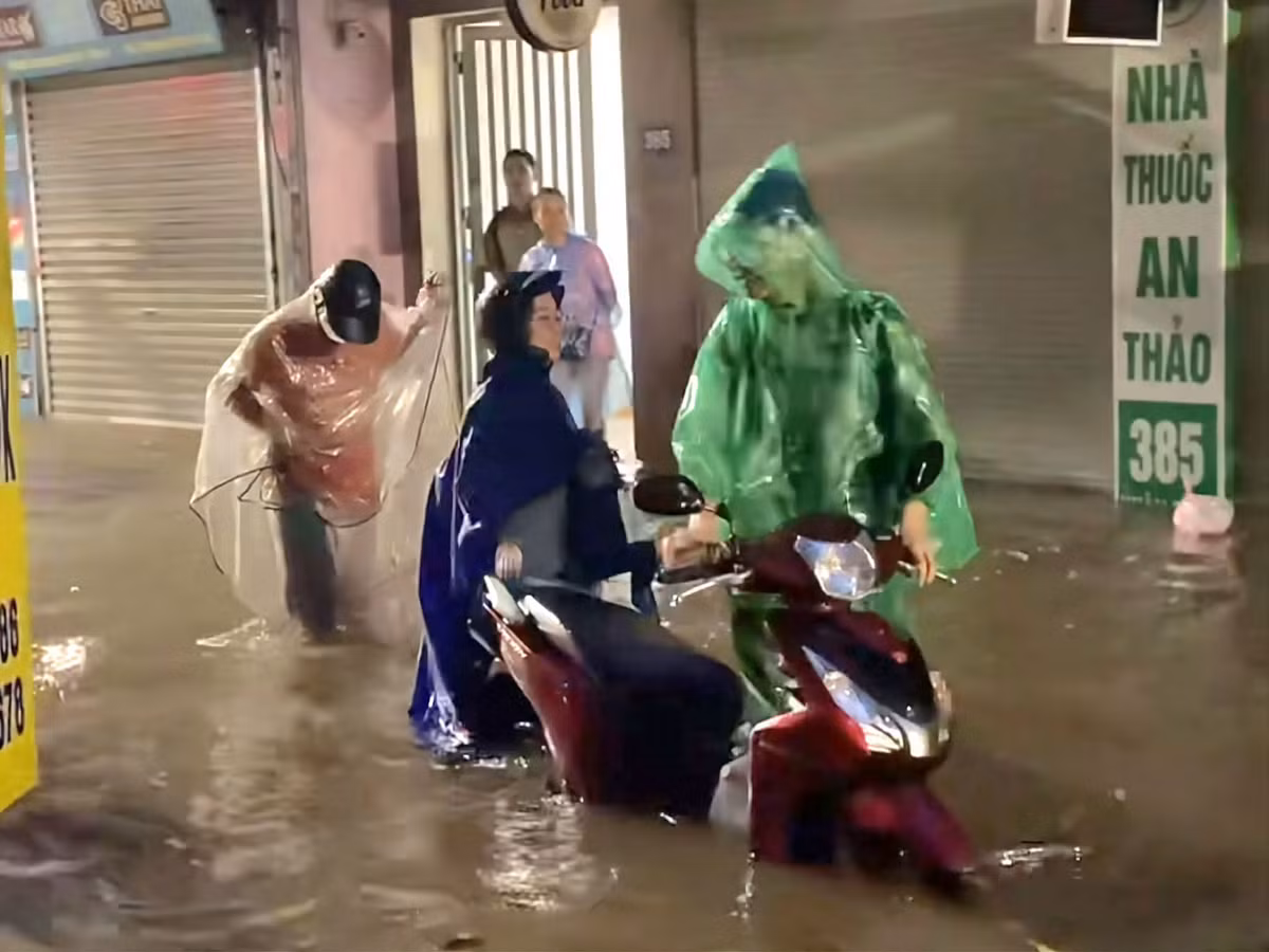 Nhiều người may mắn thoát khỏi được các điểm ngập. Nhưng cũng có nhiều chủ xe chịu dắt bộ vì rơi vào vị trí nước sâu.