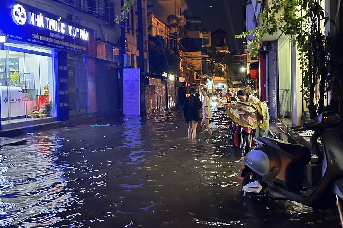 Theo Công ty TNHH MTV Thoát nước Hà Nội, lượng mưa đo được tại một số khu vực khá lớn, trong đó Nam Từ Liêm khoảng 90mm, Phú Diễn khoảng 84mm. Ngay sau khi xảy ra mưa, lực lượng thoát nước đã triển khai ứng trực, mở nắp cống, khơi thông dòng chảy nhằm hạn chế tình trạng ngập úng.