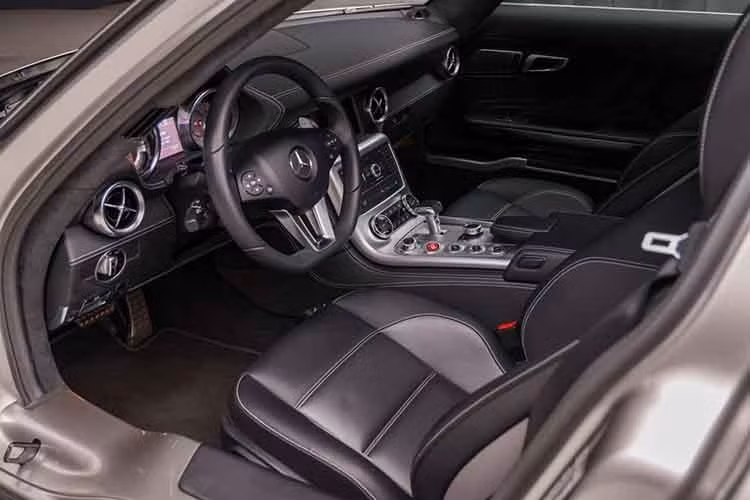 SLS còn có hệ thống lái trợ lực cảm biến tốc độ và hệ thống treo AMG Performance. Đĩa phanh gốm carbon cỡ lớn với kẹp phanh AMG màu vàng, (tùy chọn) viền động cơ bằng sợi carbon hiếm có.