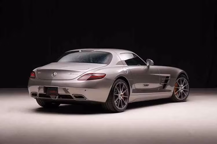 Chiếc SLS trong bài mang ngoại thất sơn AMG Alubeam Silver tuyệt đẹp, tùy chọn có giá 12.000 USD thời điểm đó và tông màu bạc đã tạo nên tên tuổi của chiếc xe này.
