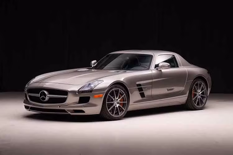 Điểm nhấn của SLS là cửa gullwing với tay nắm bật ra, đèn pha bi-xenon, cánh gió, khe thoát gió ở chắn bùn trước, gương gập điện, cảm biến đỗ xe trước và sau, cùng ống xả kép. Bộ mâm hợp kim 10 chấu kích thước phía trước 19 inch và phía sau 20 inch, kết hợp bộ lốp Michelin với năm sản xuất 2019 và 2020.
