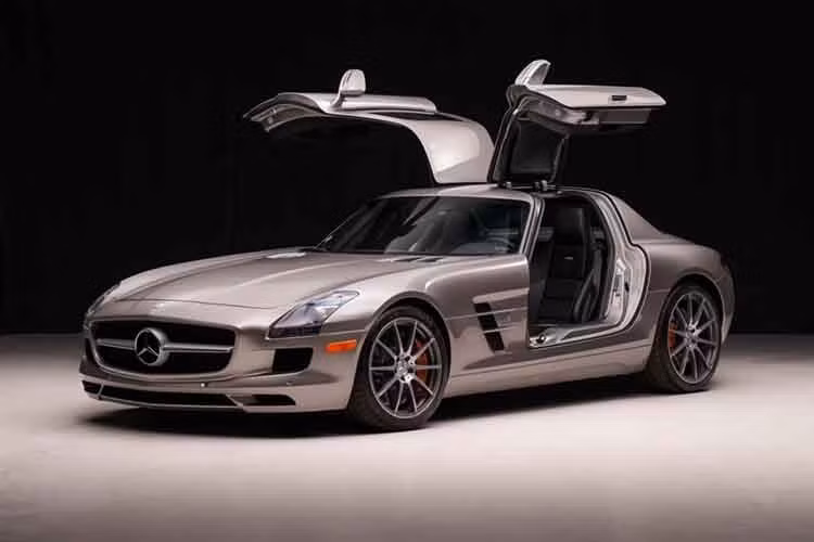 Mercedes SLS AMG 2011 là mẫu xe tri ân 300SL Gullwing huyền thoại tuyệt đẹp, nhanh chóng thu hút cộng đồng yêu xe nhờ vào khối động cơ V8 hút khí tự nhiên mạnh nhất thế giới và cũng là chiếc xe AMG đầu tiên sử dụng.