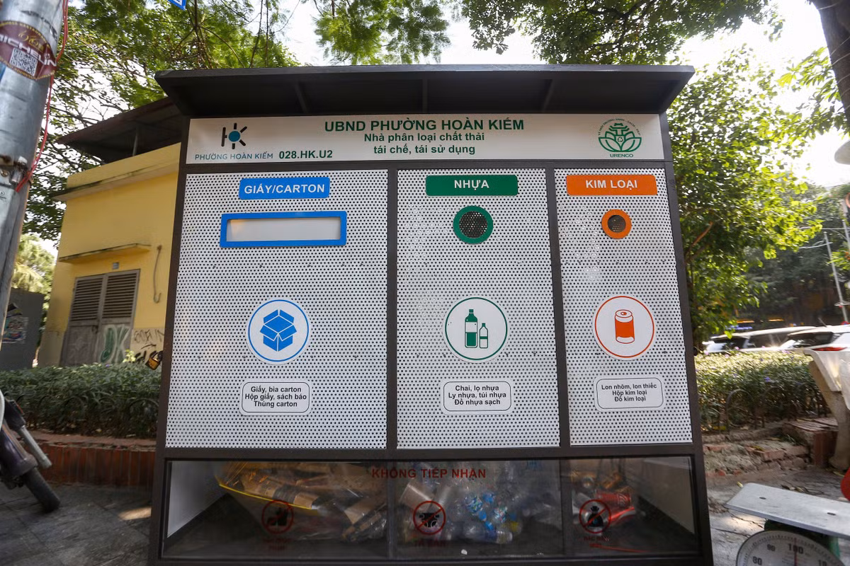 Việc kết hợp đổi mới phương tiện thu gom với phát triển các điểm phân loại, thu hồi vật liệu tái chế hướng tới cải thiện quy trình quản lý chất thải từ khâu tiếp nhận đến vận chuyển. Tuy nhiên, hiệu quả của mô hình không chỉ phụ thuộc vào số lượng xe điện hay điểm HUB được thiết lập mà còn gắn với tần suất sử dụng, lượng rác thực tế được thu gom, khả năng phân loại và sự tham gia của người dân.