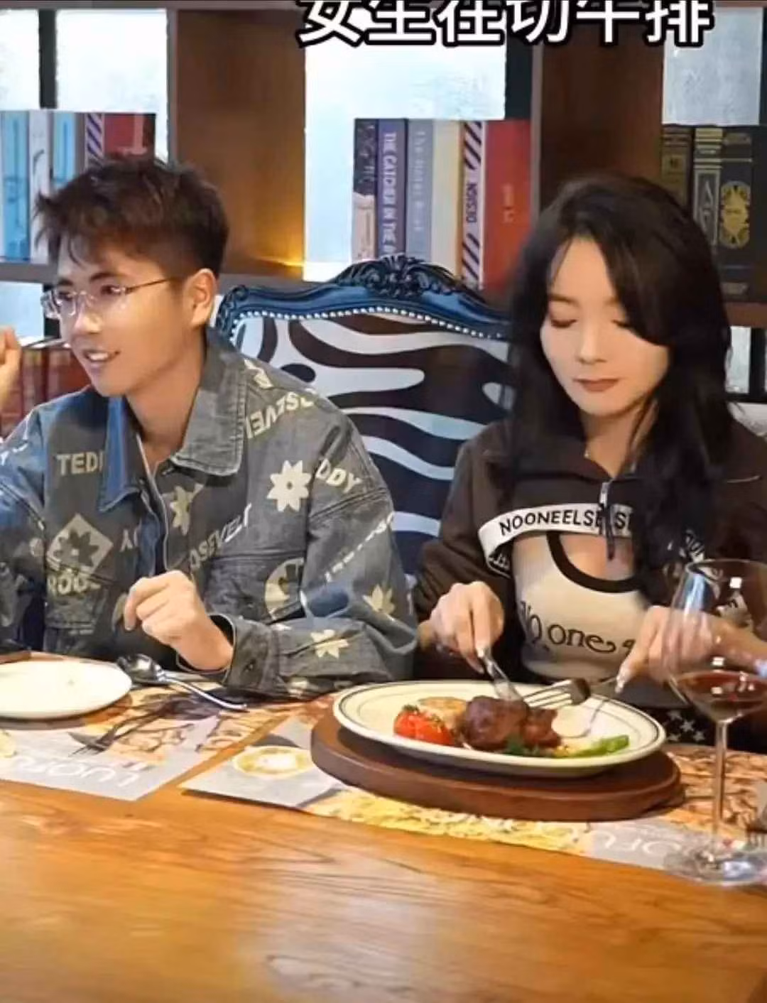 Jiang Xiaoxiao tốt nghiệp cao đẳng và từng trải qua một cuộc hôn nhân đổ vỡ, có con riêng. Cô sống một mình, mở tiệm làm đẹp và nhanh chóng ăn nên làm ra. Hơn 30 tuổi, nữ chính vẫn giữ được ngoại hình trẻ trung, được nhiều chàng trai để ý nhưng lại dè dặt trong chuyện tình cảm.