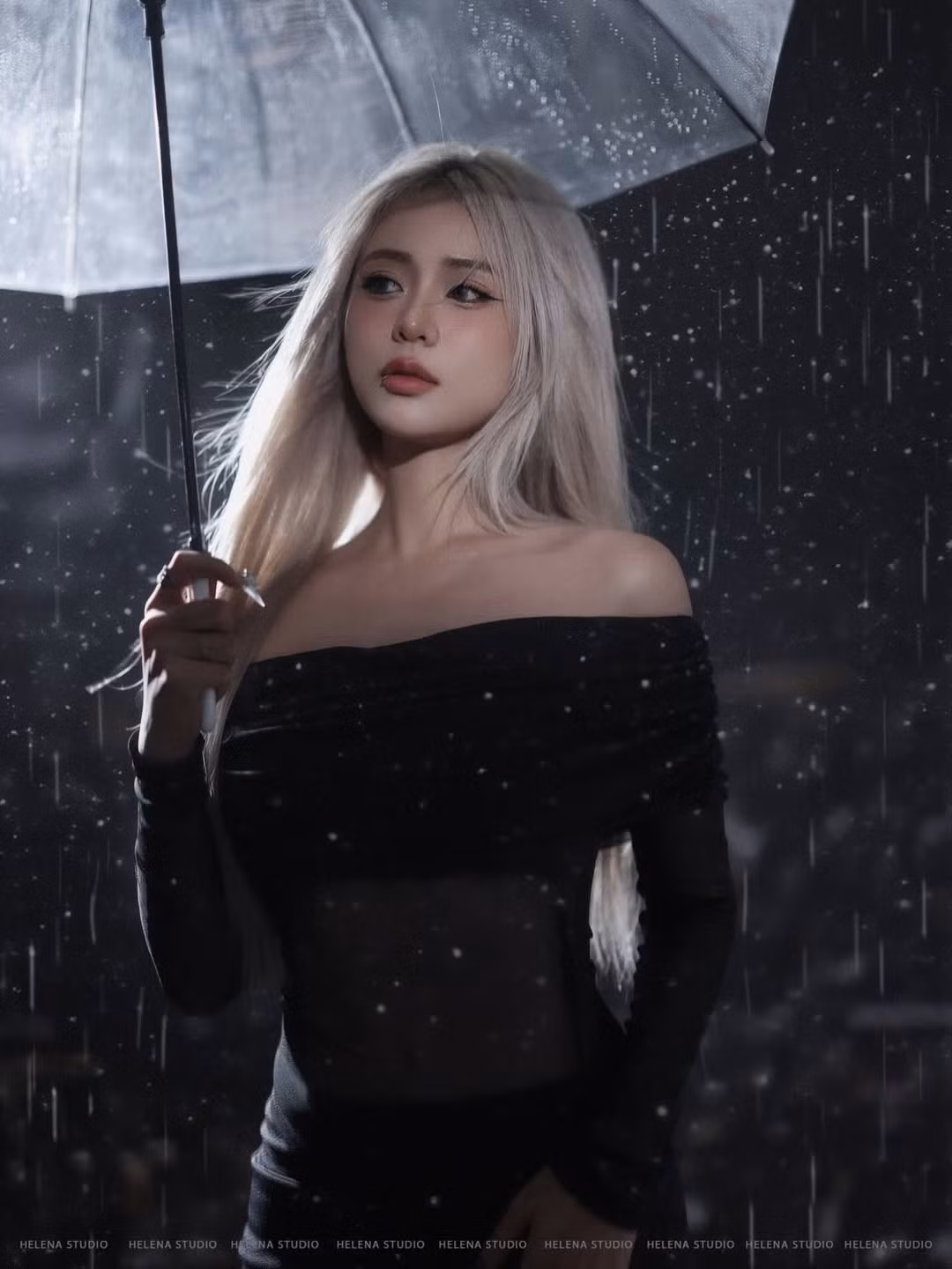 Mới đây, Misthy khiến mạng xã hội xôn xao khi chia sẻ loạt hình ảnh được thực hiện trong không gian mưa đêm, ánh sáng tương phản mạnh.