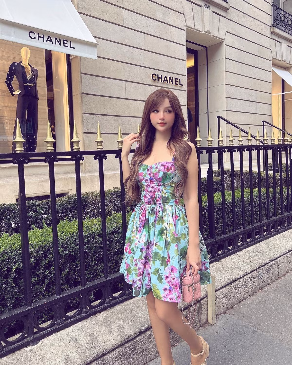 Mỹ nhân 36 tuổi còn chuộng các mẫu váy hoa dáng ngắn cũng của Dolce &amp; Gabbana, thích hợp với các chuyến du lịch.