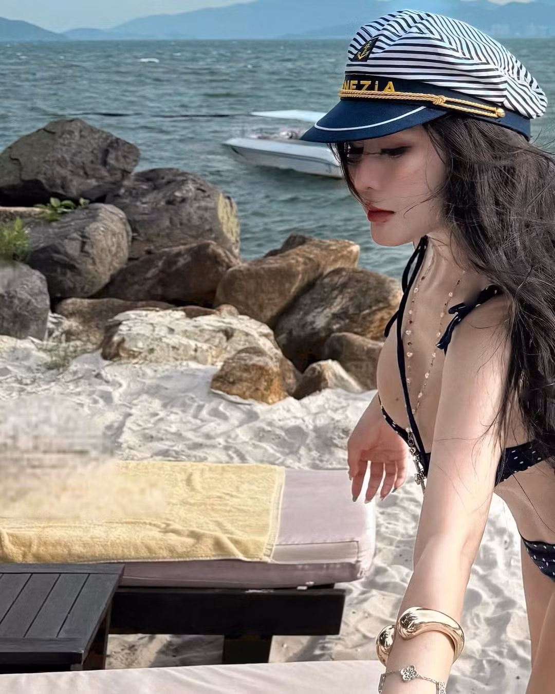 Mới đây, Võ Ngọc Trân tiếp tục "đốt cháy" không khí mùa hè bằng loạt ảnh diện bikini khoe dáng tại bãi biển, nhanh chóng trở thành tâm điểm chú ý và thu hút hàng nghìn lượt tương tác.