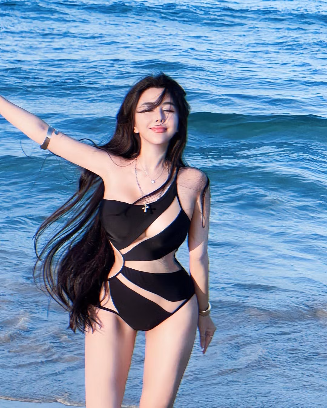 Là một trong những gương mặt "hot girl học đường" đình đám và có sức ảnh hưởng mạnh mẽ trên các nền tảng mạng xã hội, Võ Ngọc Trân luôn nhận được sự quan tâm lớn từ công chúng.