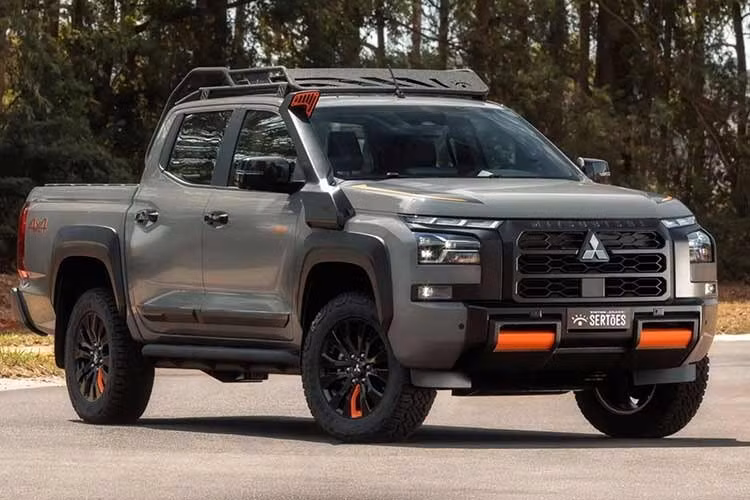 Thế hệ hiện tại của Mitsubishi Triton đã xuất hiện từ năm 2023 mà chưa trải qua đợt nâng cấp giữa vòng đời nào. Tuy nhiên, Mitsubishi Brazil vẫn liên tục làm mới mẫu xe này bằng những phiên bản đặc biệt.