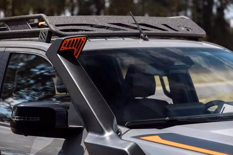 Mitsubishi Triton Savana Sertões chỉ có một lựa chọn màu sắc là xám xi-măng Cinza Concrete kết hợp các điểm nhấn màu cam và xám satin. Để bảo vệ thân xe trong những chuyến off-road, Mitsubishi bổ sung tấm bảo vệ gầm phía trước và phía sau.