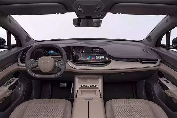 Đại diện FAW Hongqi cho biết cửa sổ trời quang điện perovskite có thể đạt công suất phát điện theo thời gian thực 300 W trong điều kiện “đủ ánh sáng mặt trời”. Hệ thống phù hợp để tạo ra khoảng 400 kWh năng lượng sạch mỗi năm. Con số này đủ để đáp ứng nhu cầu của các thiết bị sử dụng điện áp thấp, bao gồm điều hòa, tủ lạnh và chế độ giám sát.