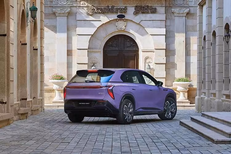 Thay vào đó, Hongqi sử dụng perovskite - một loại khoáng chất canxi titan oxit. Các phần tử quang điện làm từ perovskite có trọng lượng thấp, mỏng và linh hoạt. Theo công bố, chúng có hiệu suất chuyển đổi quang điện cao, có thể được chế tạo với nhiều màu sắc khác nhau và có chi phí thấp.
