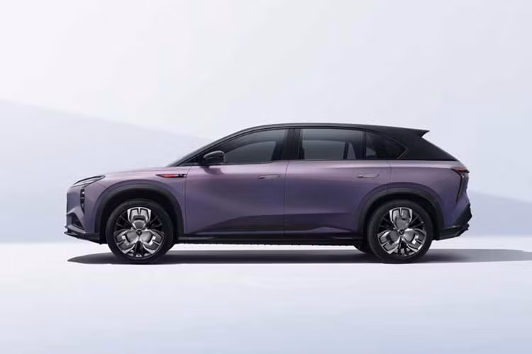 Trong khi đó, Hongqi EHS7 là mẫu SUV 5 chỗ cỡ lớn, có kích thước dài x rộng x cao lần lượt 4.925 x 1.950 x 1.680 mm. Xe đạt công suất tối đa 253 kW (khoảng 339 mã lực) và phạm vi hoạt động 475 km theo tiêu chuẩn WLTP.