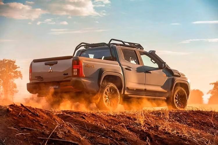 Hệ thống Super Select 4WD-II này bao gồm chế độ 4H dẫn động bốn bánh toàn thời gian, khóa vi sai trung tâm và vi sai cầu sau, chế độ dải số thấp, 7 chế độ lái có thể lựa chọn và hệ thống kiểm soát mô-men xoắn chủ động Active Yaw Control (AYC).