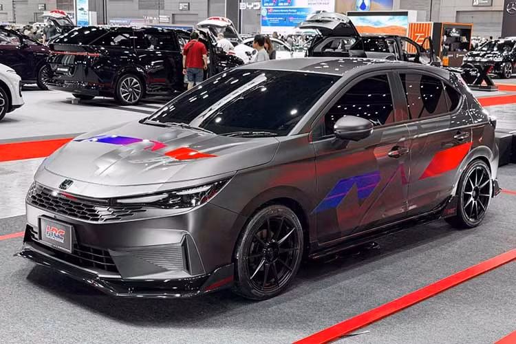 Hệ thống logo nhận diện thương hiệu Honda cùng tên xe Honda City Hatchback HRC ở phía sau cũng chuyển sang tông màu chrome đen sang trọng và bắt mắt.