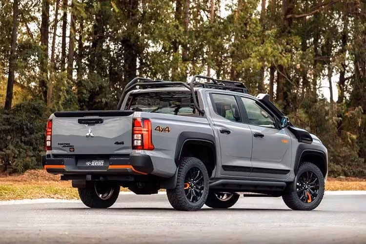 Sau Terra mang phong cách sang trọng và BF///MS cứng cáp, Mitsubishi vừa ra mắt mẫu xe bán tải Triton Savana Sertões 2026 mới lấy cảm hứng từ xe đua đường trường, được trang bị sẵn các thiết bị cứu hộ và phụ kiện off-road.