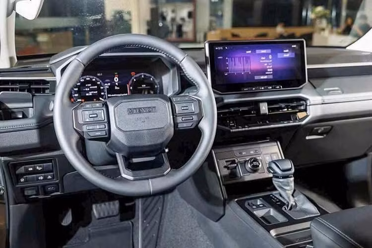 Trong khi đó, nội thất của xe có thêm những chi tiết mới như mặt táp-lô và tapi cửa. Ở bản thấp, xe sẽ dùng bảng đồng hồ kỹ thuật số 7 inch và màn hình cảm ứng trung tâm 8 inch. Trong khi đó, bản cao cấp được trang bị bảng đồng hồ kỹ thuật số và màn hình cảm ứng trung tâm cùng có kích thước 12,3 inch.