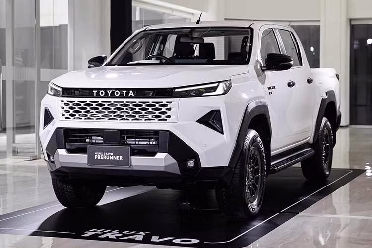 Trang bị an toàn của xe khá đầy đủ với phanh đĩa sau tùy chọn, camera 360 độ kèm chế độ quan sát gầm và gói công nghệ an toàn chủ động Toyota Safety Sense 3.0. Gói này gồm có những tính năng như hệ thống kiểm soát hành trình thích ứng và giữ làn đường trung tâm. Sự xuất hiện của thế hệ mới hứa hẹn sẽ giúp Toyota Hilux cải thiện sức bán ở thị trường Việt Nam.