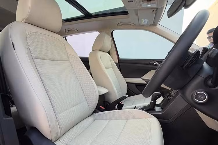 Ghế trước của xe chỉnh điện có chức năng thông gió được trang bị trên các phiên bản cao cấp hơn, cùng với chất liệu bọc ghế mới và nội thất được cập nhật trên toàn bộ các phiên bản. Khoang hành lý vẫn giữ nguyên dung tích 491 lít, có thể mở rộng lên đến 1.405 lít khi gập hàng ghế sau.