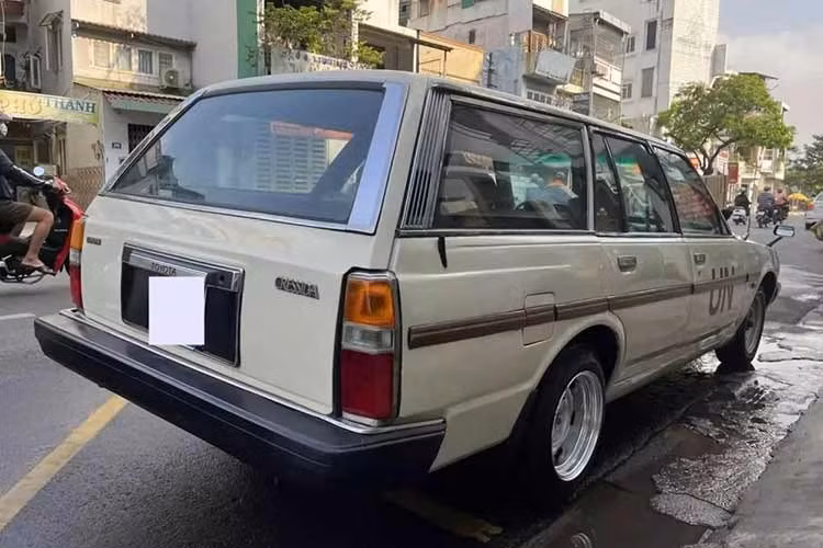 Với bộ sưu tập xe gần 800 chiếc, thì đây chắc chắn là 1 trong những cá nhân có dàn xe nhiều nhất thế giới mất rồi, để tăng số lượng xe của mình, "Qua" Vũ không chỉ kiếm các siêu xe, xe thể thao đắt tiền, xe JDM chơi mà còn nhiều mẫu xe bình dân như Toyota Cressida Wagon đời cũ.